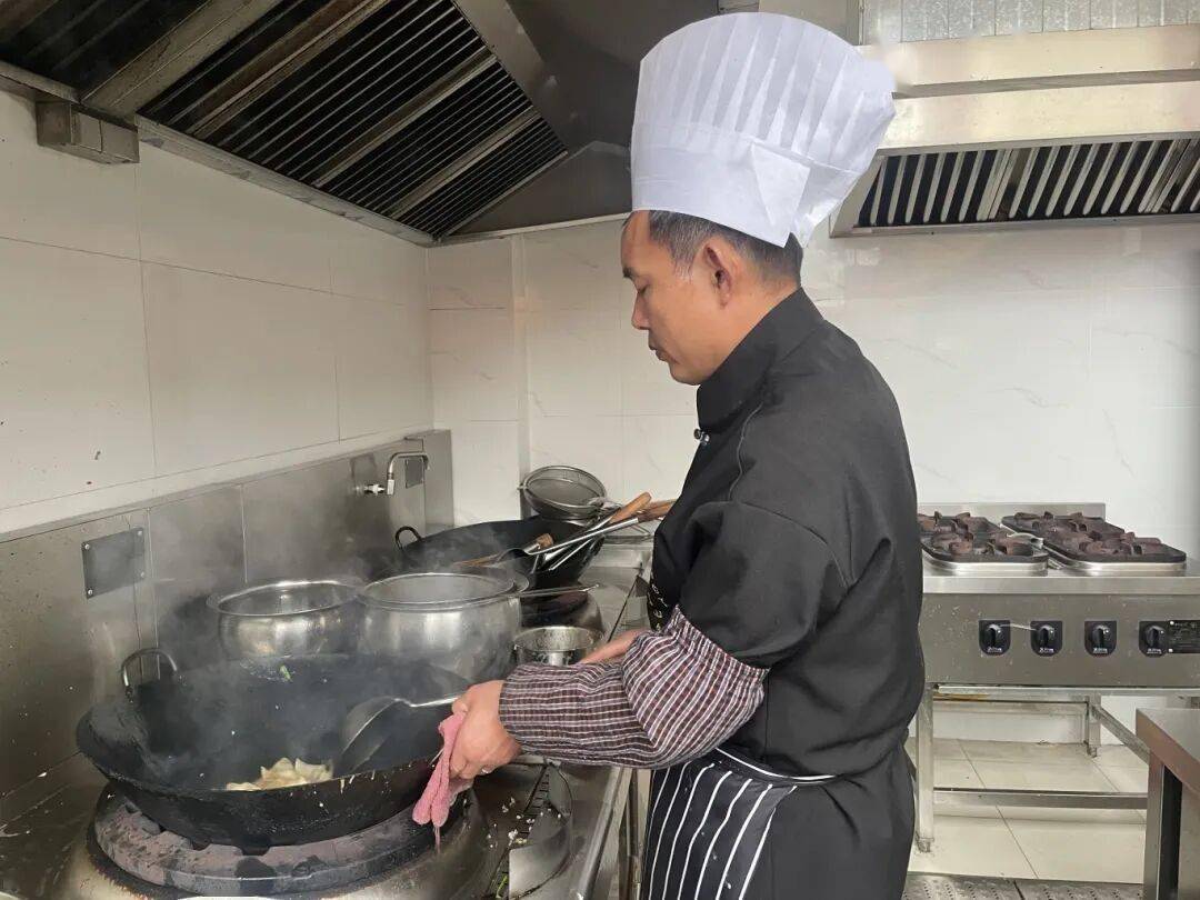 简阳乡村振兴“幸福味”电子pg一口农家菜品出(图4)